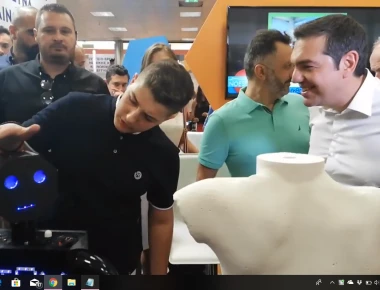 Ο μαθητής γυμνασίου που εντυπωσίασε τον πρωθυπουργό με το ρομπότ του (βίντεο)